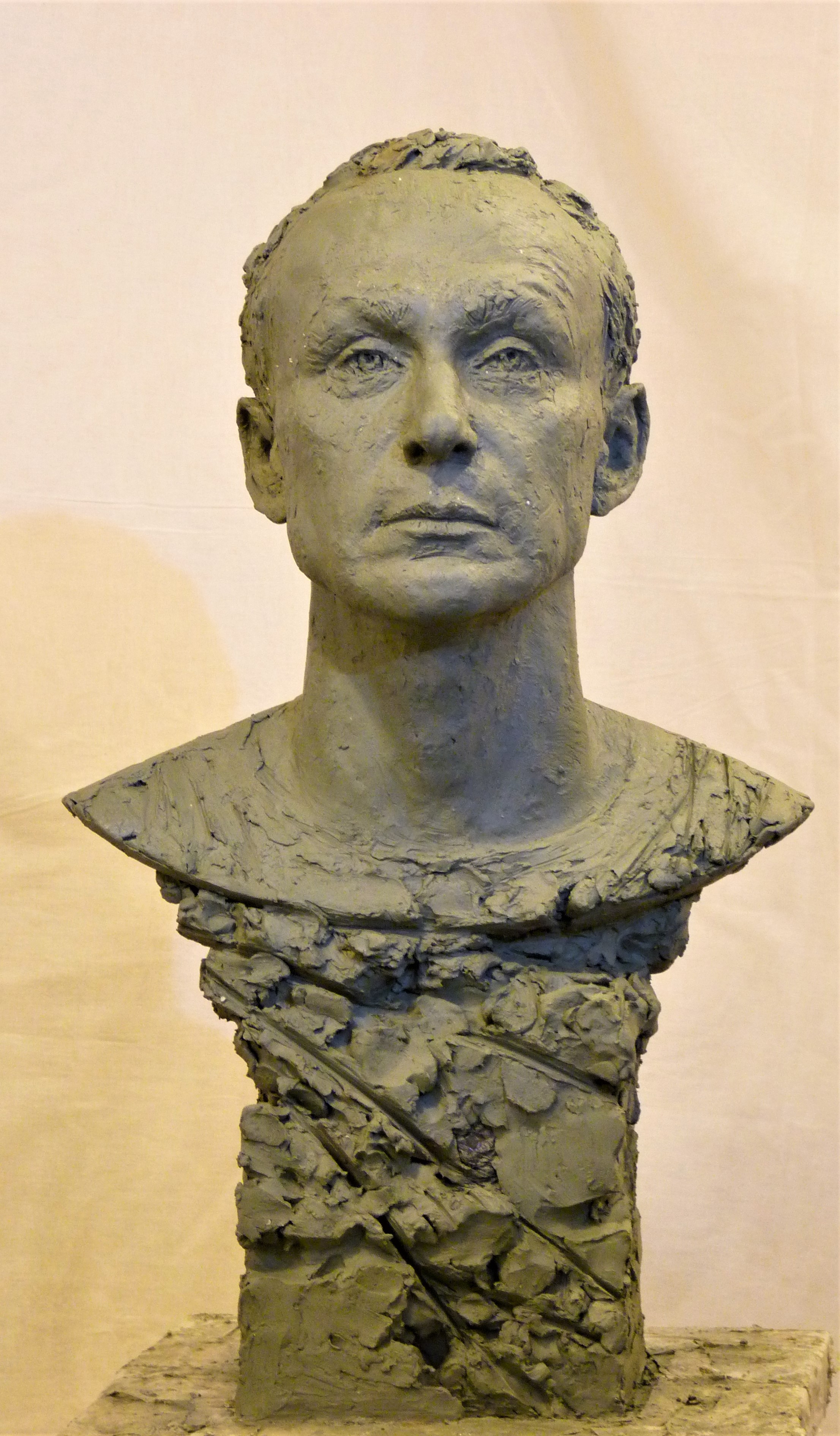 бюст из глины