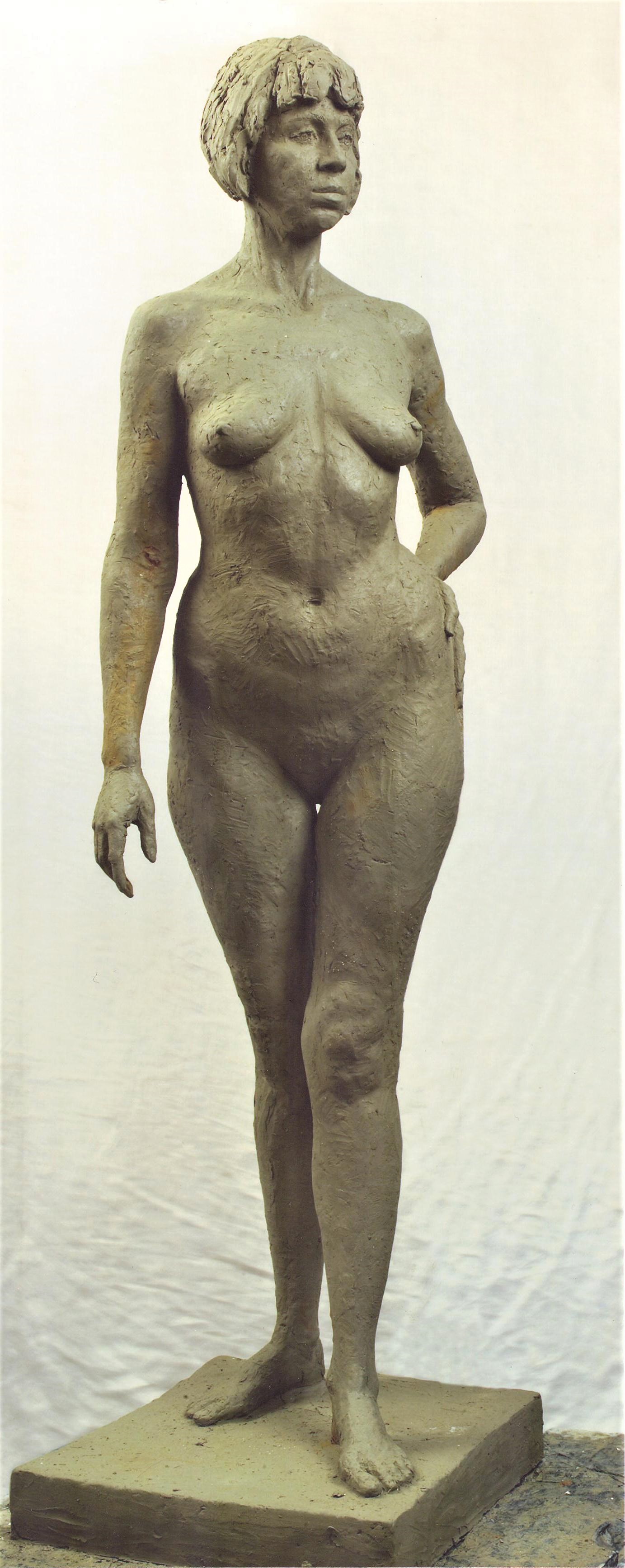 скульптура женщины из глины