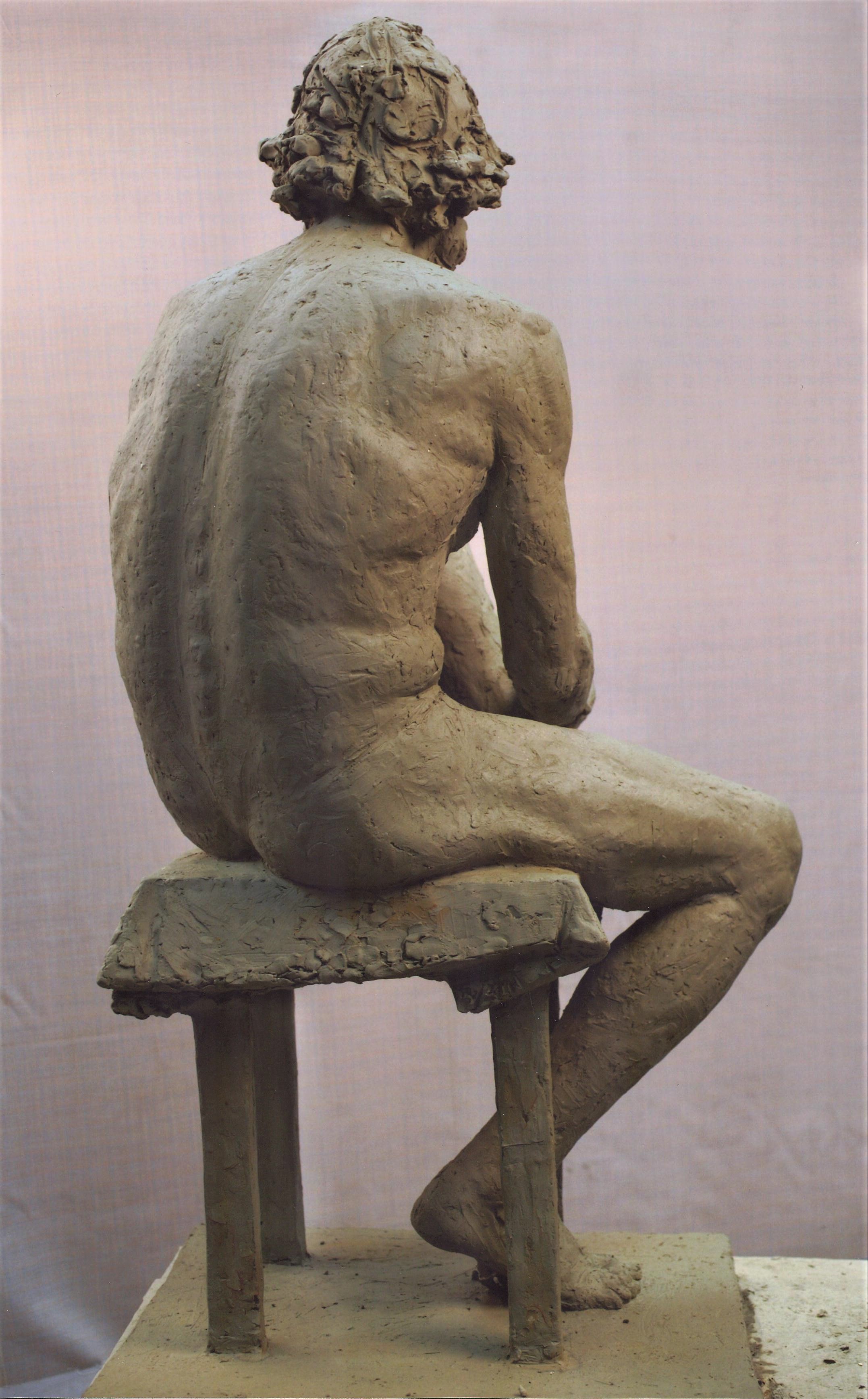 скульптура мужчины из глины