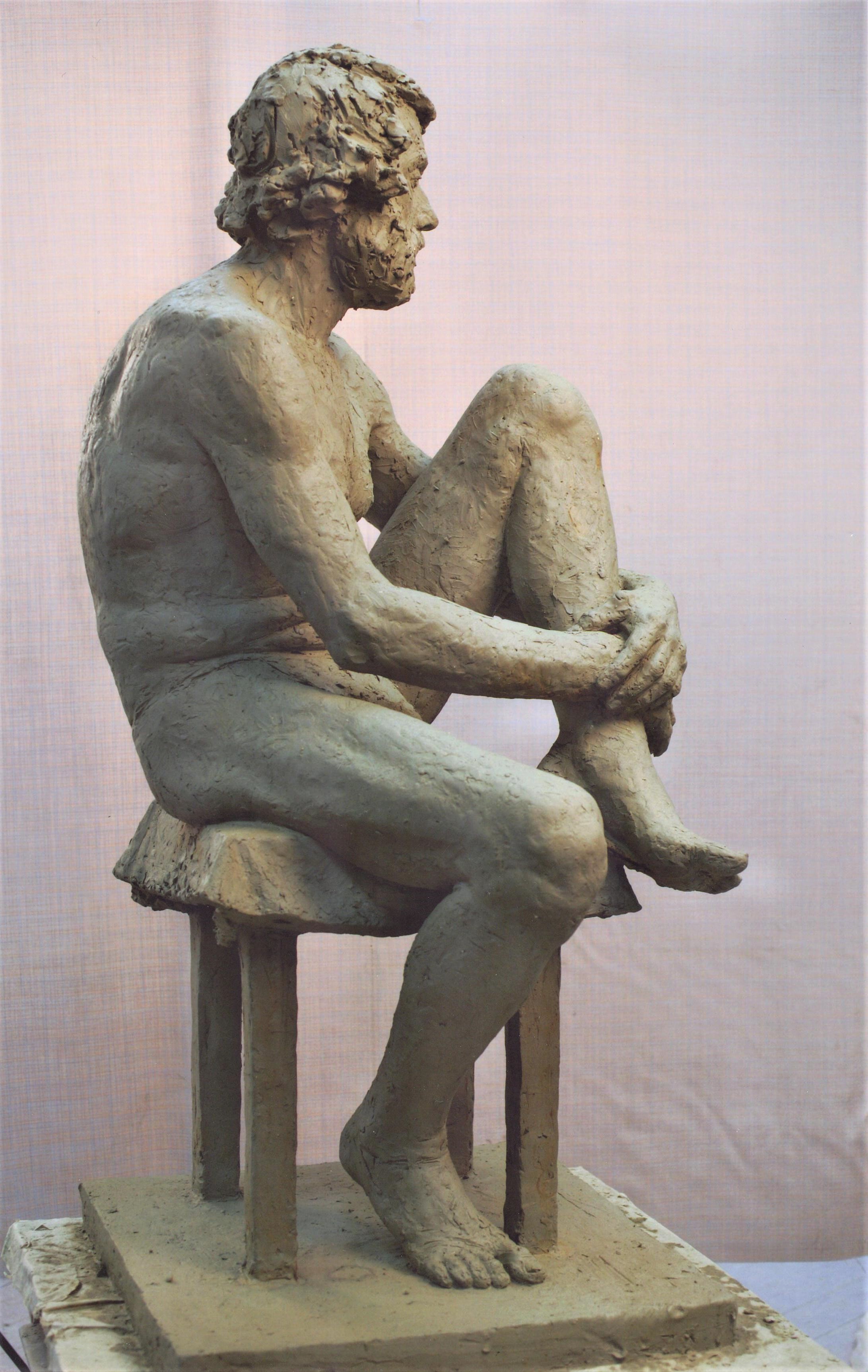 скульптура мужчины из глины