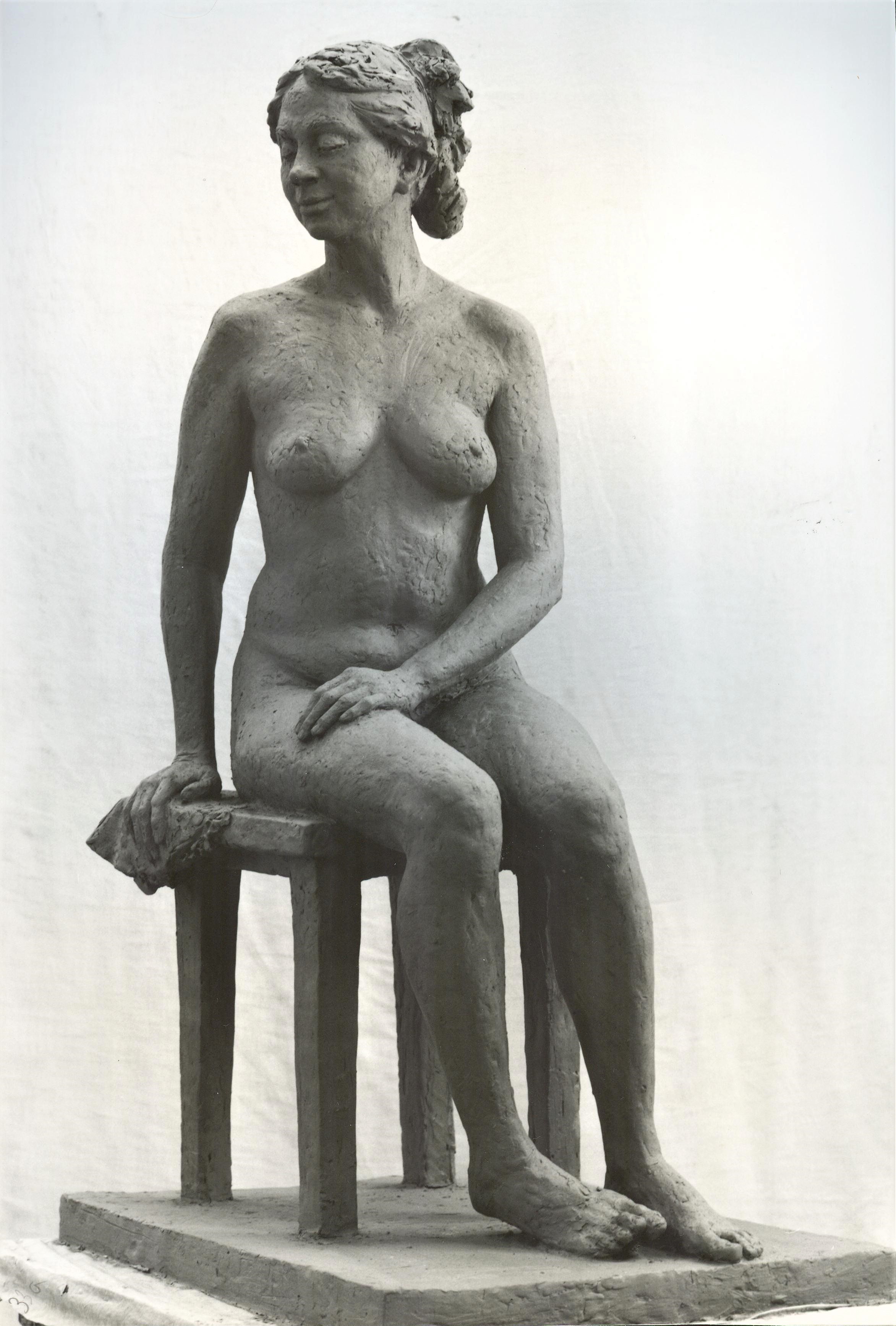 скульптура женщины из глины