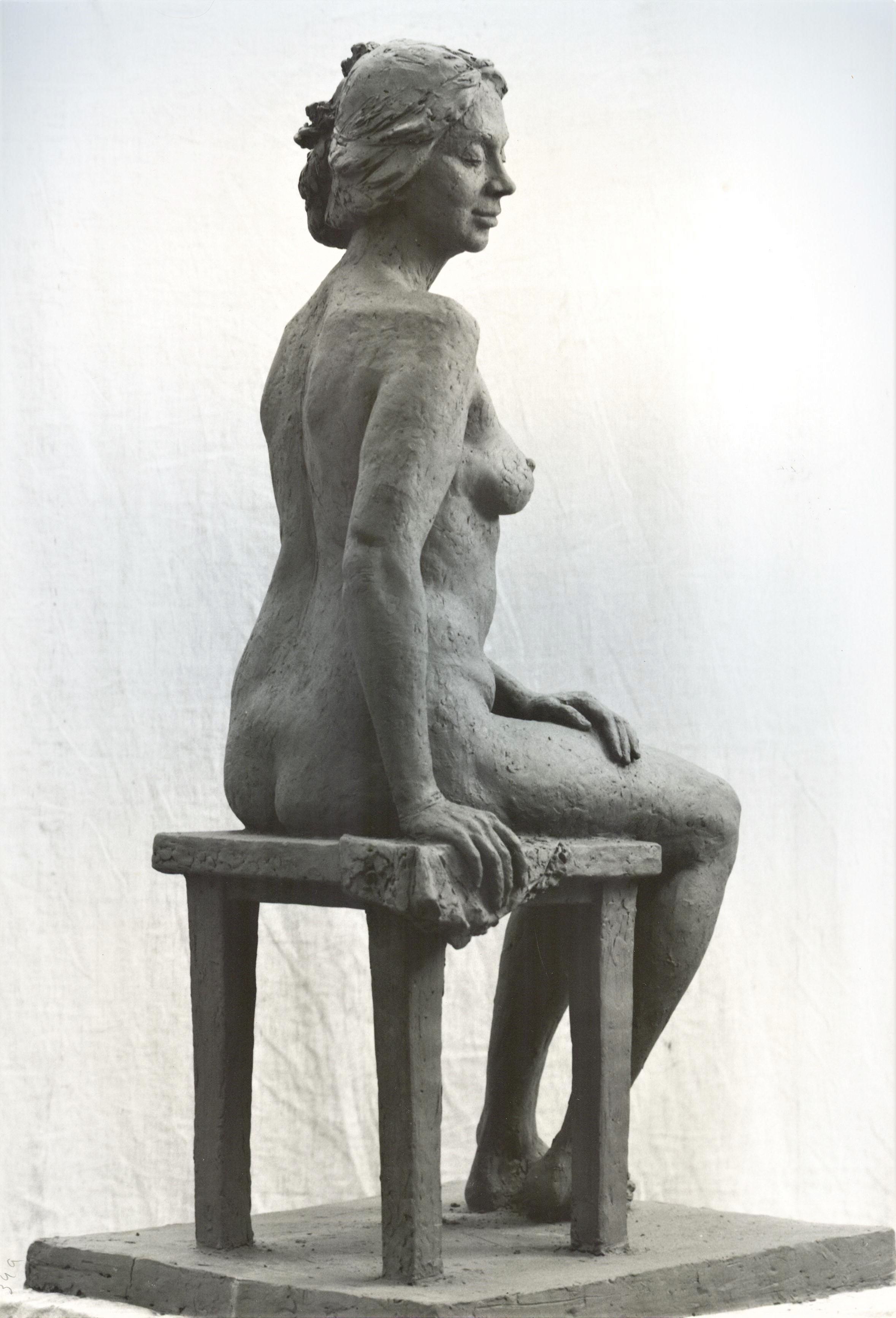 скульптура женщины из глины