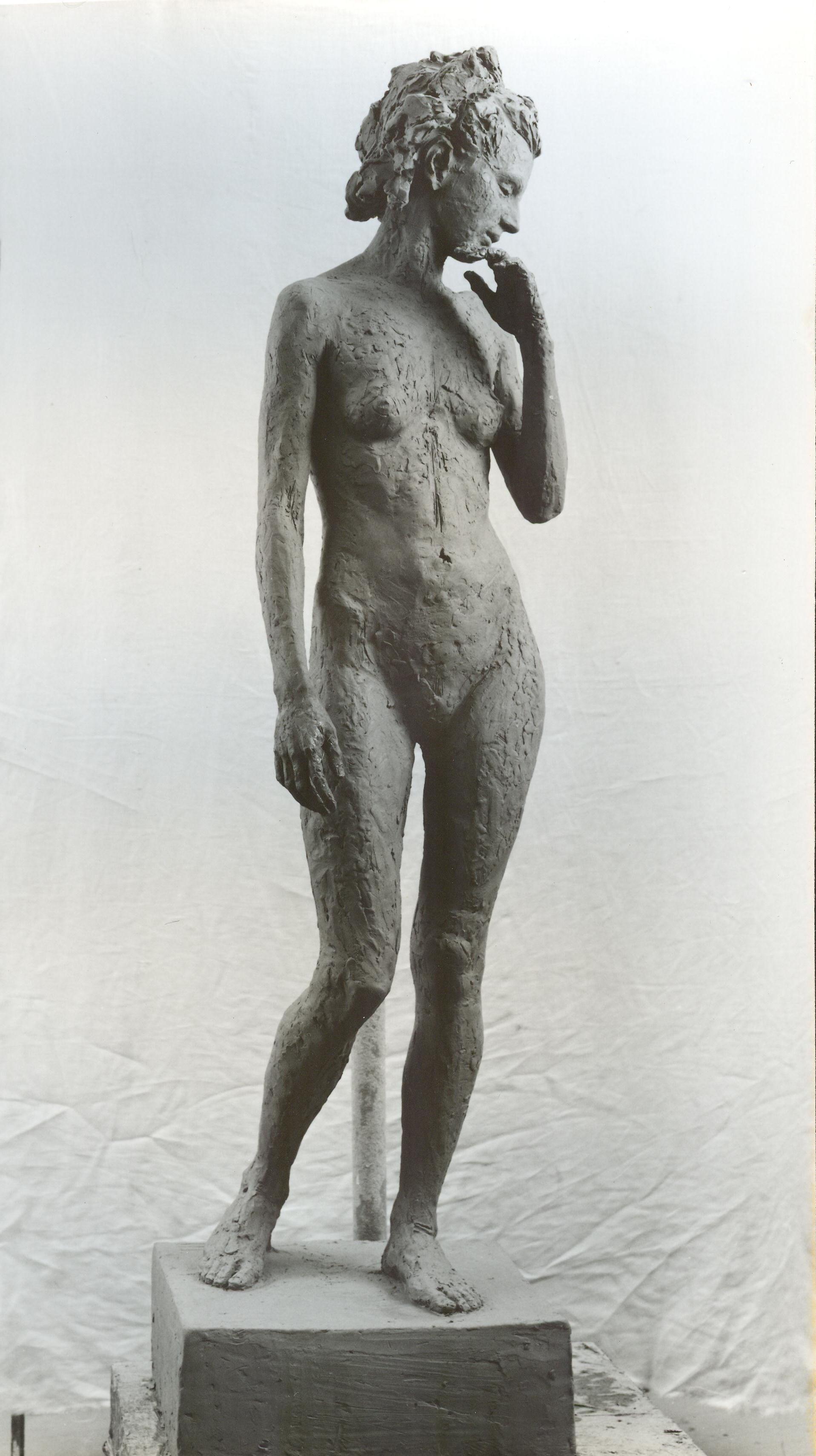 скульптура женщины из глины