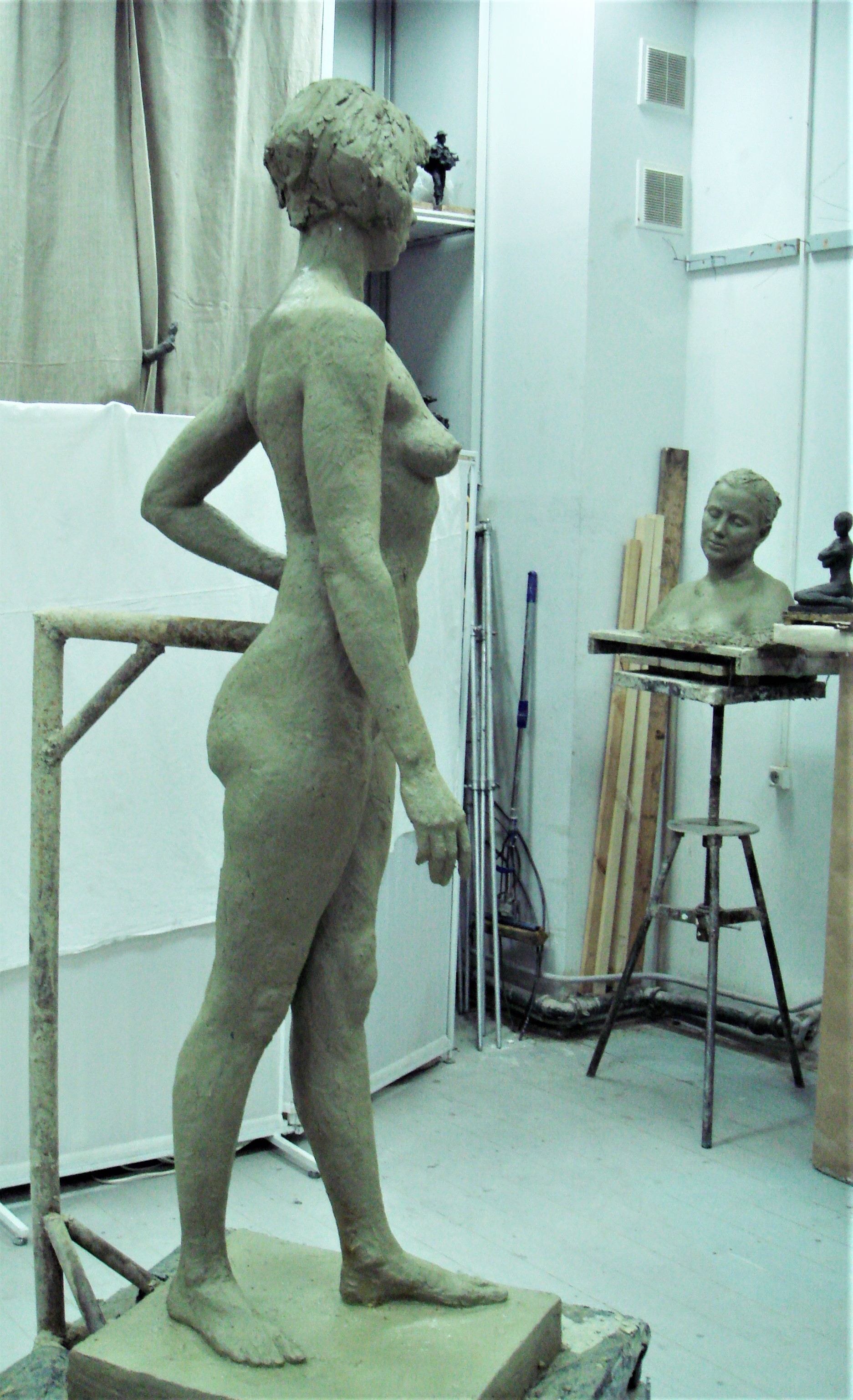 скульптура женщины из глины