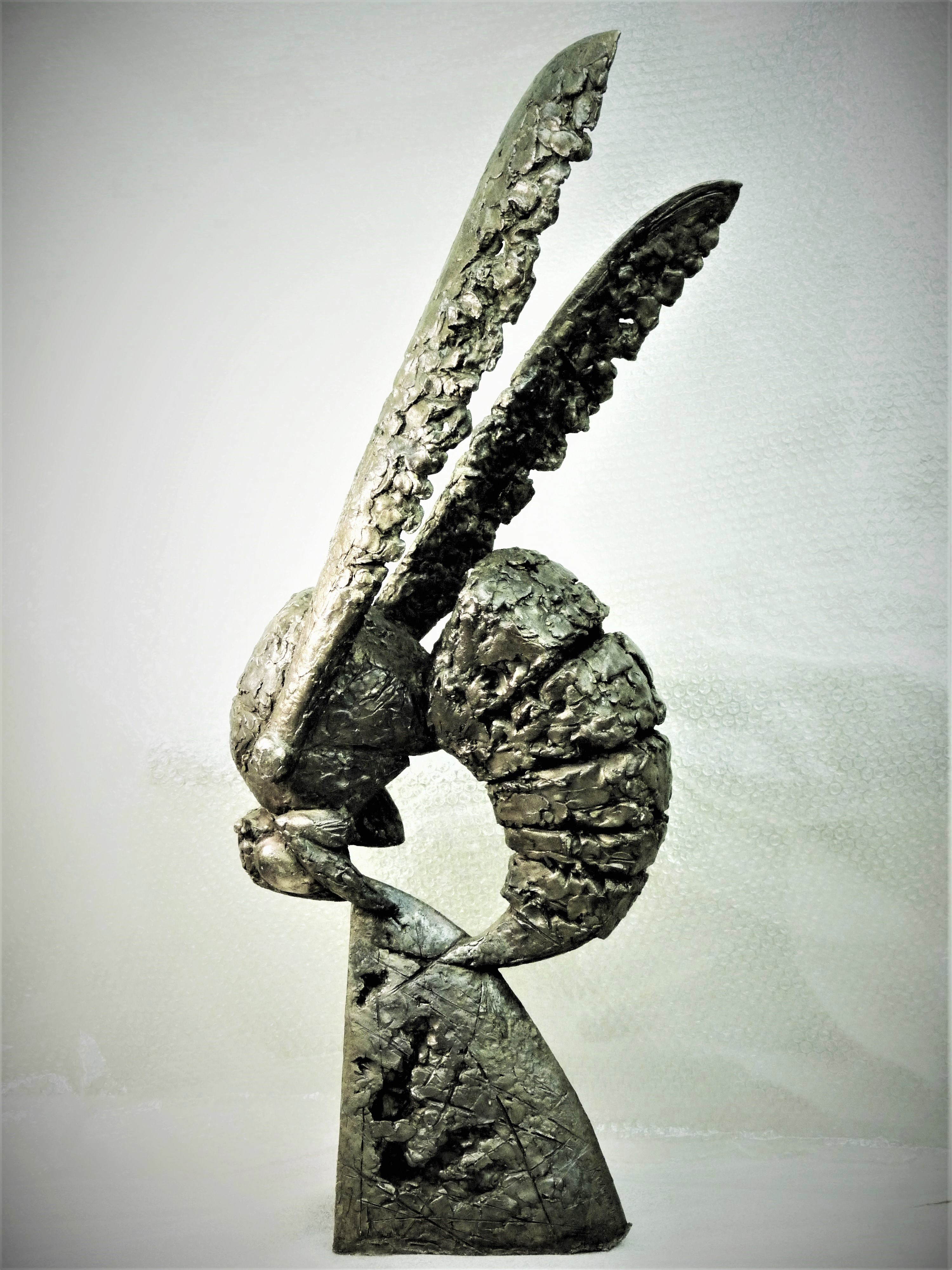 Скульптура осы в бронзе, скульптор Ольга Колосова.