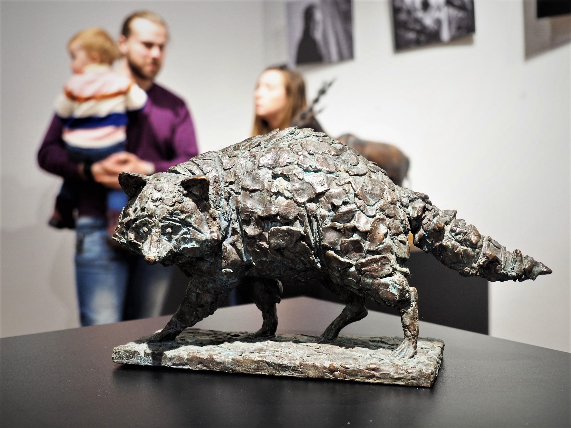 скульптура енота в бронзе, скульптуру животного из бронзы купить скульптор Ольга Колосова, скульптура на заказ, интерьерная скульптура на заказ.