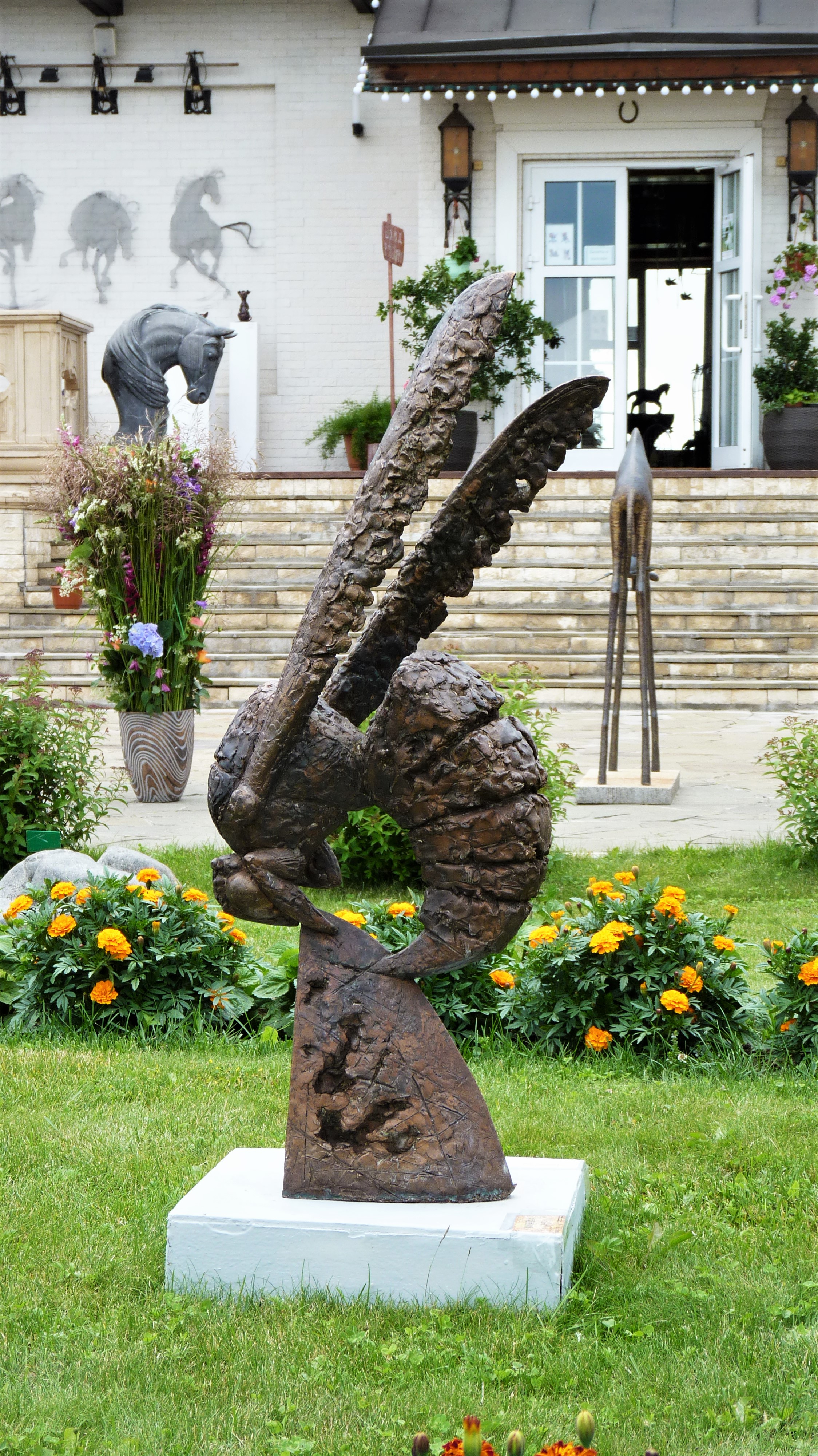 Скульптура осы в бронзе, скульптура для сада, скульптор Ольга Колосова.