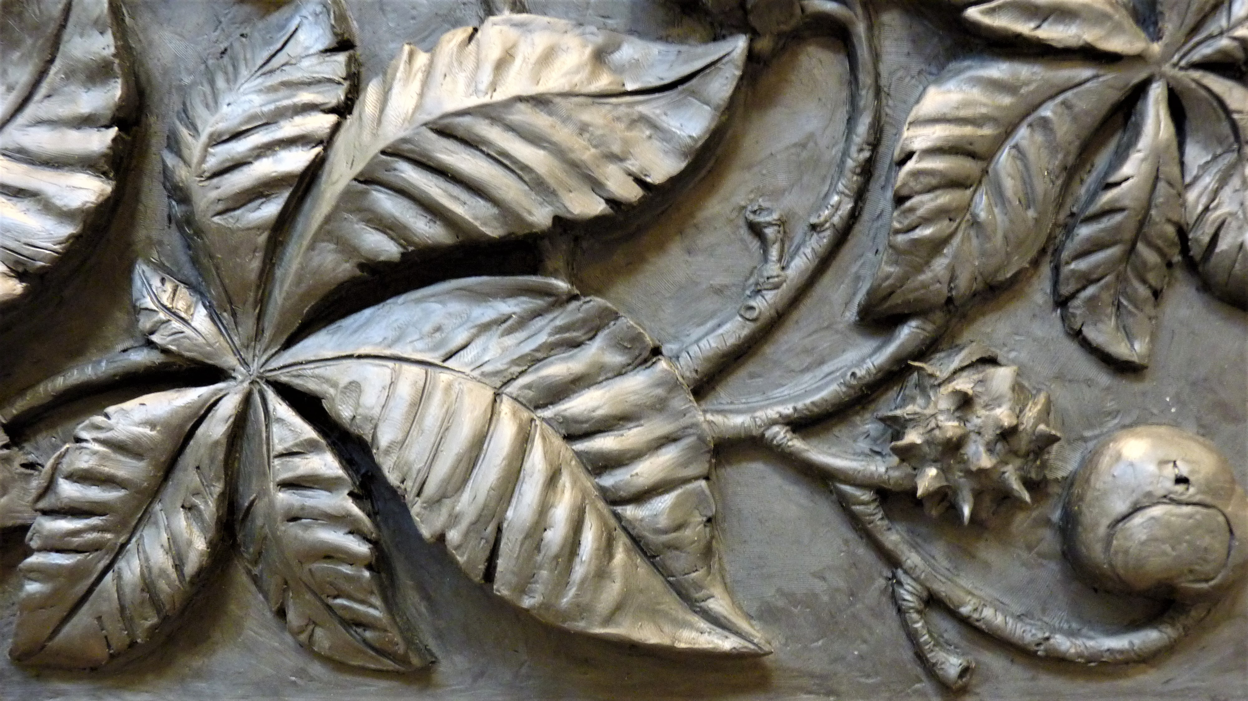 рельеф с каштанами