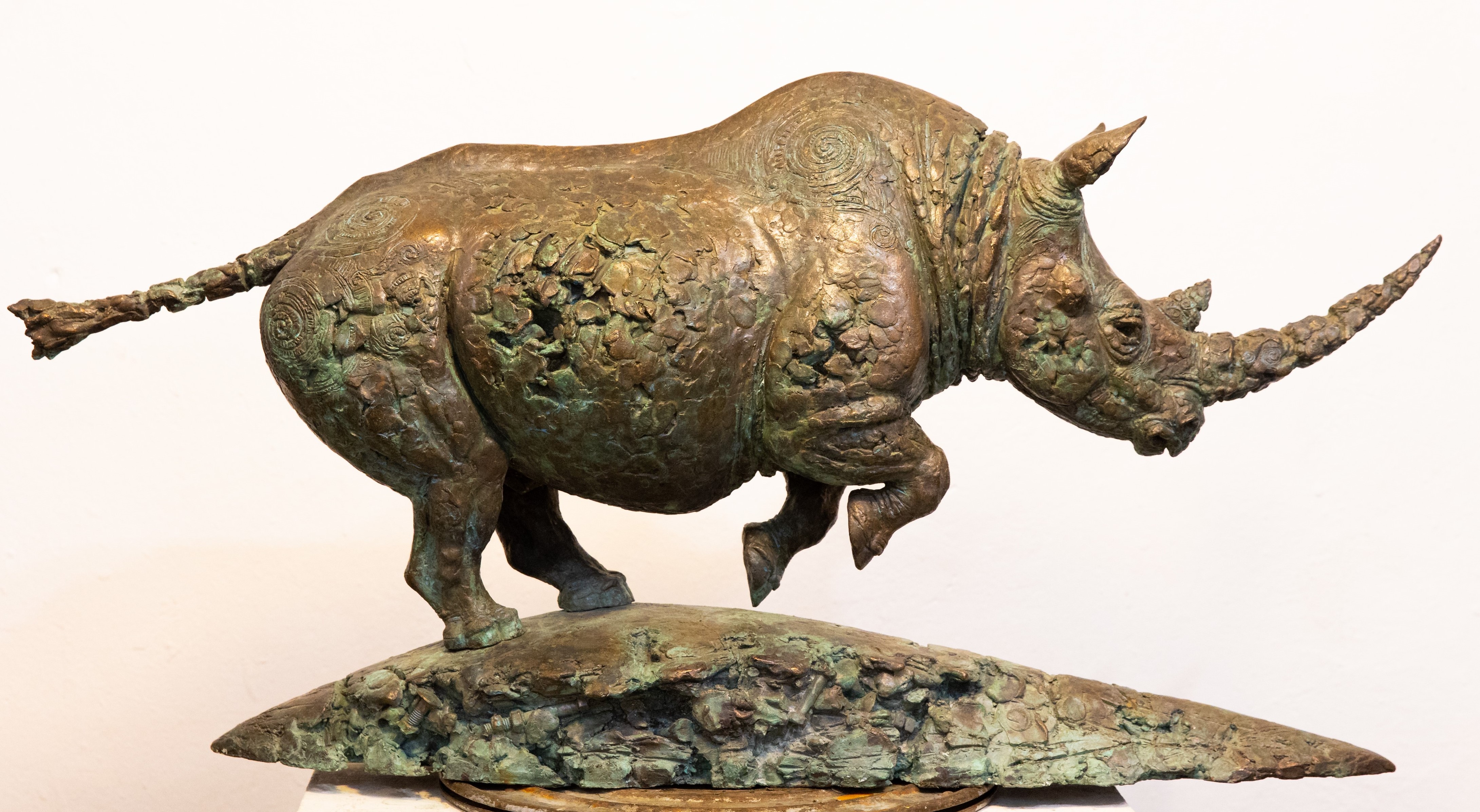 Бронзовая скульптура «Носорог», скульптор Ольга Колосова, авторская скульптура из бронзы на заказ.