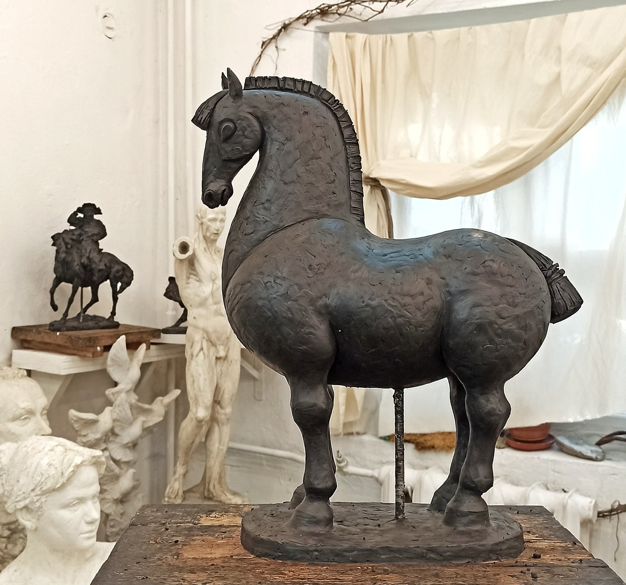 скульптура коня