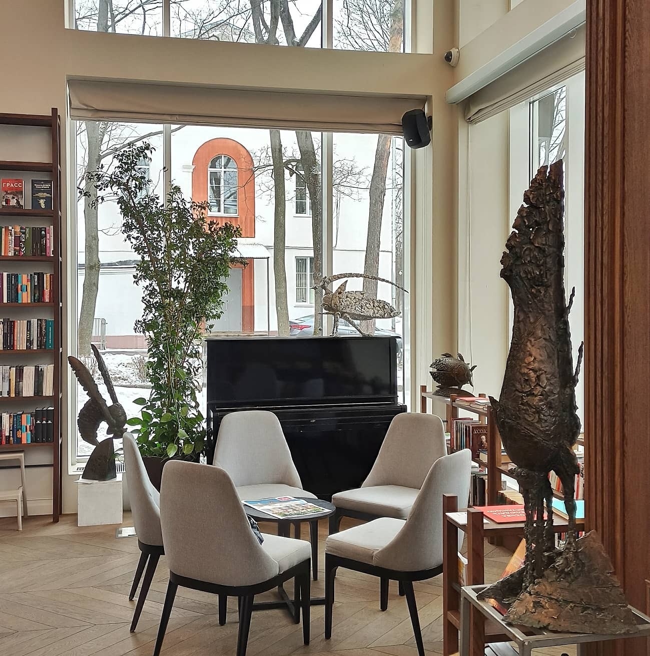 Бронзовая скульптура в интнрьере