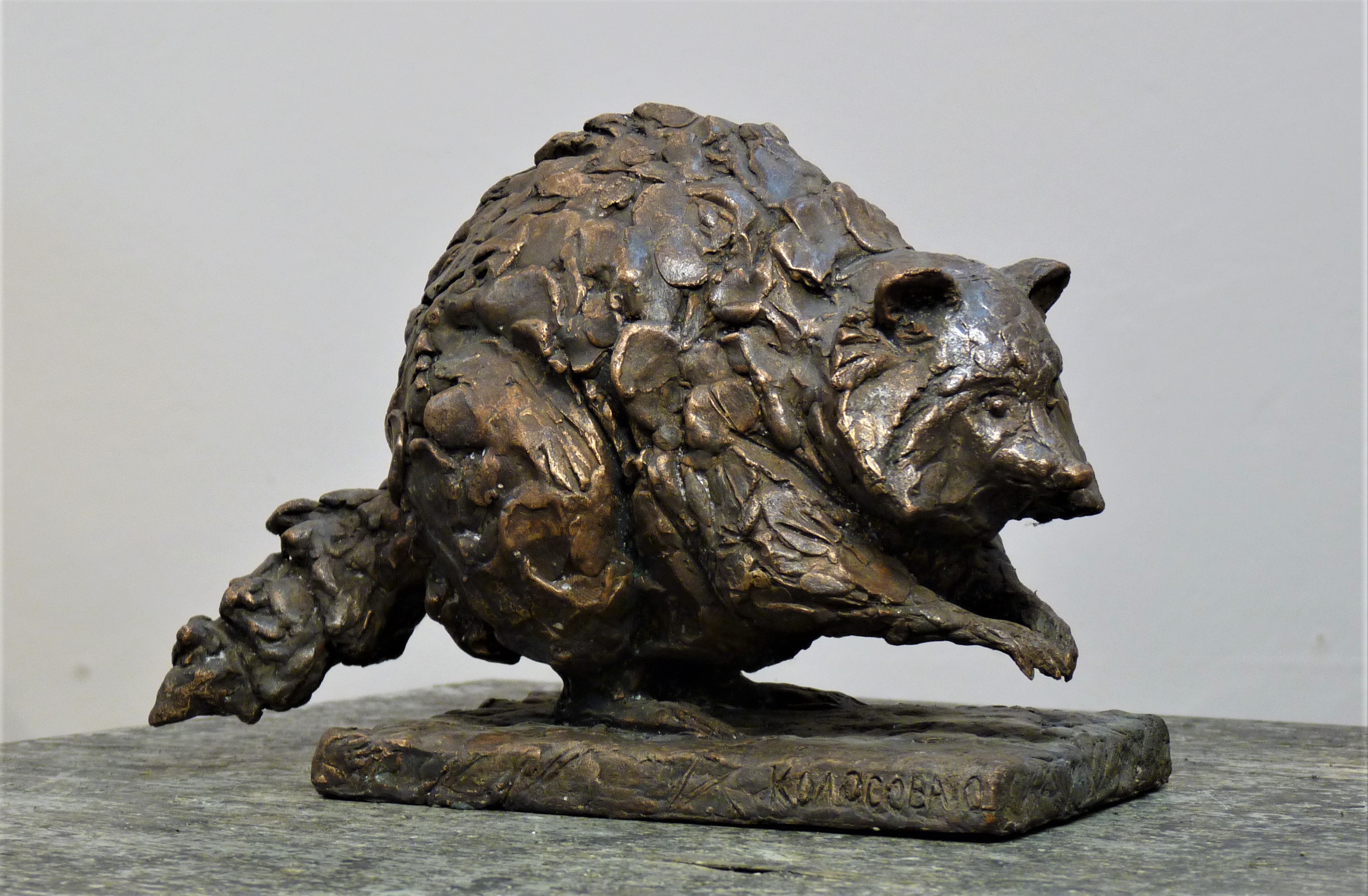 скульптура енота в бронзе