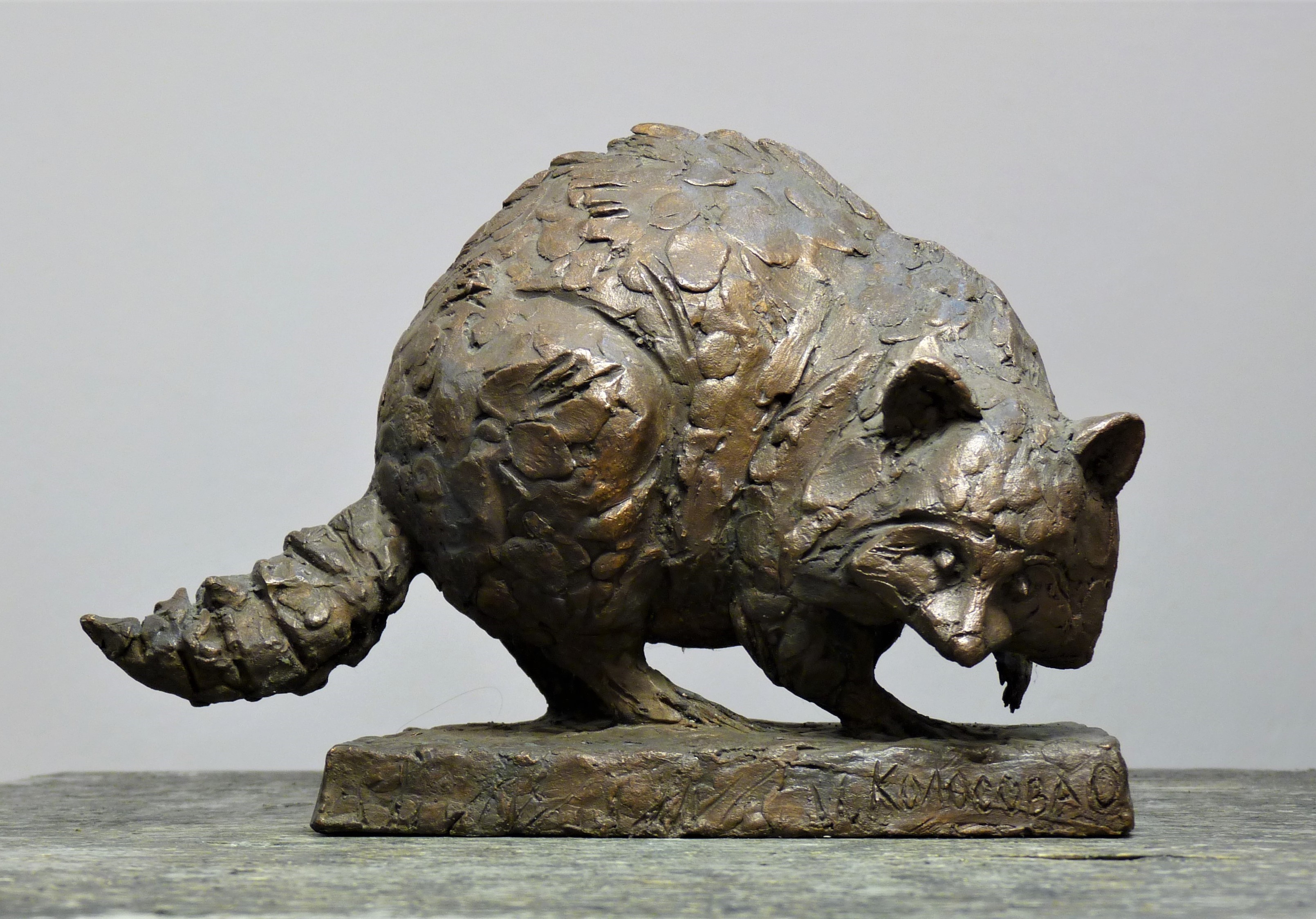 скульптура енота в бронзе