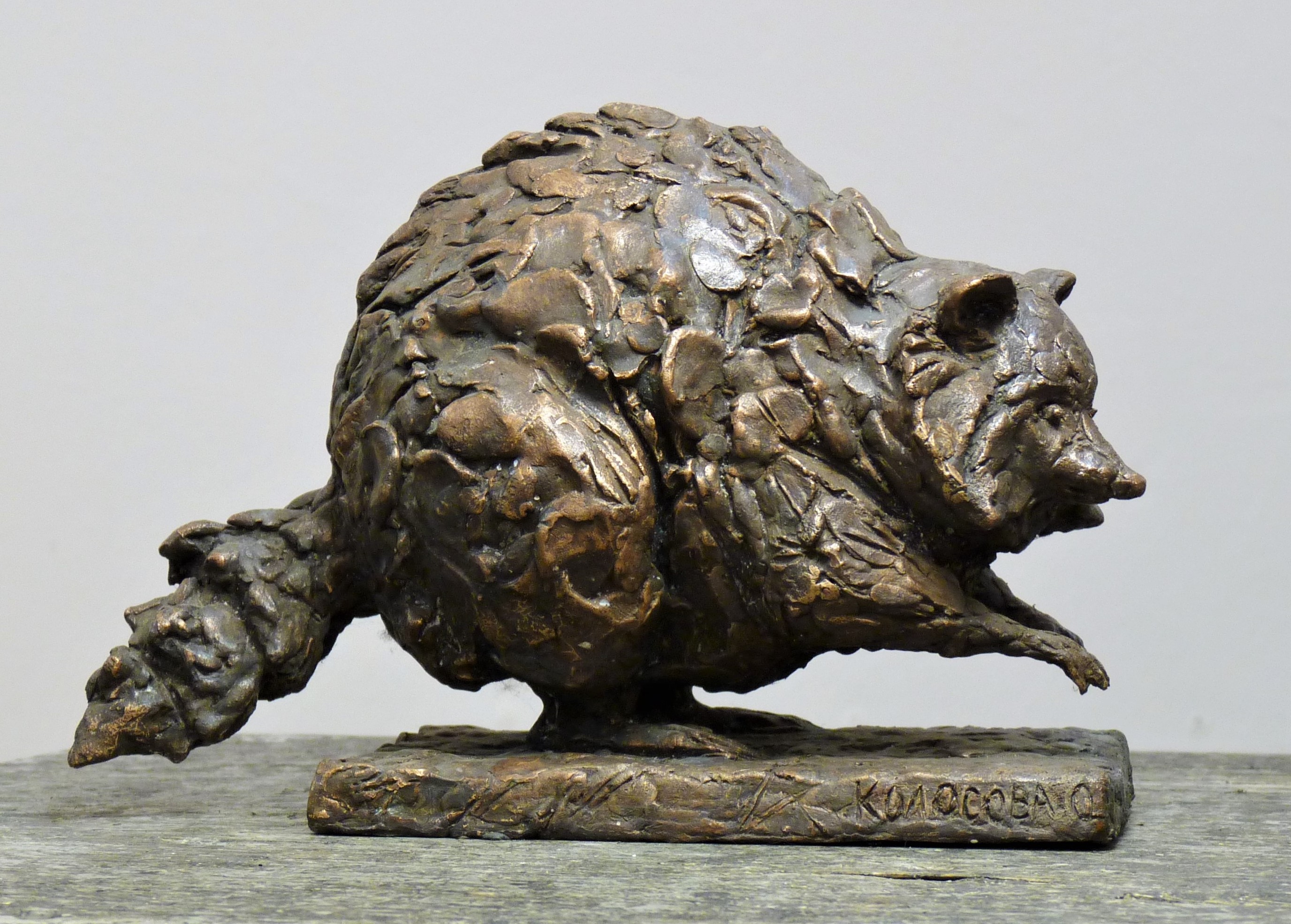 скульптура енота в  бронзе, скульптуру животного из бронзы купить скульптор Ольга Колосова, скульптура на заказ, интерьерная скульптура на заказ.