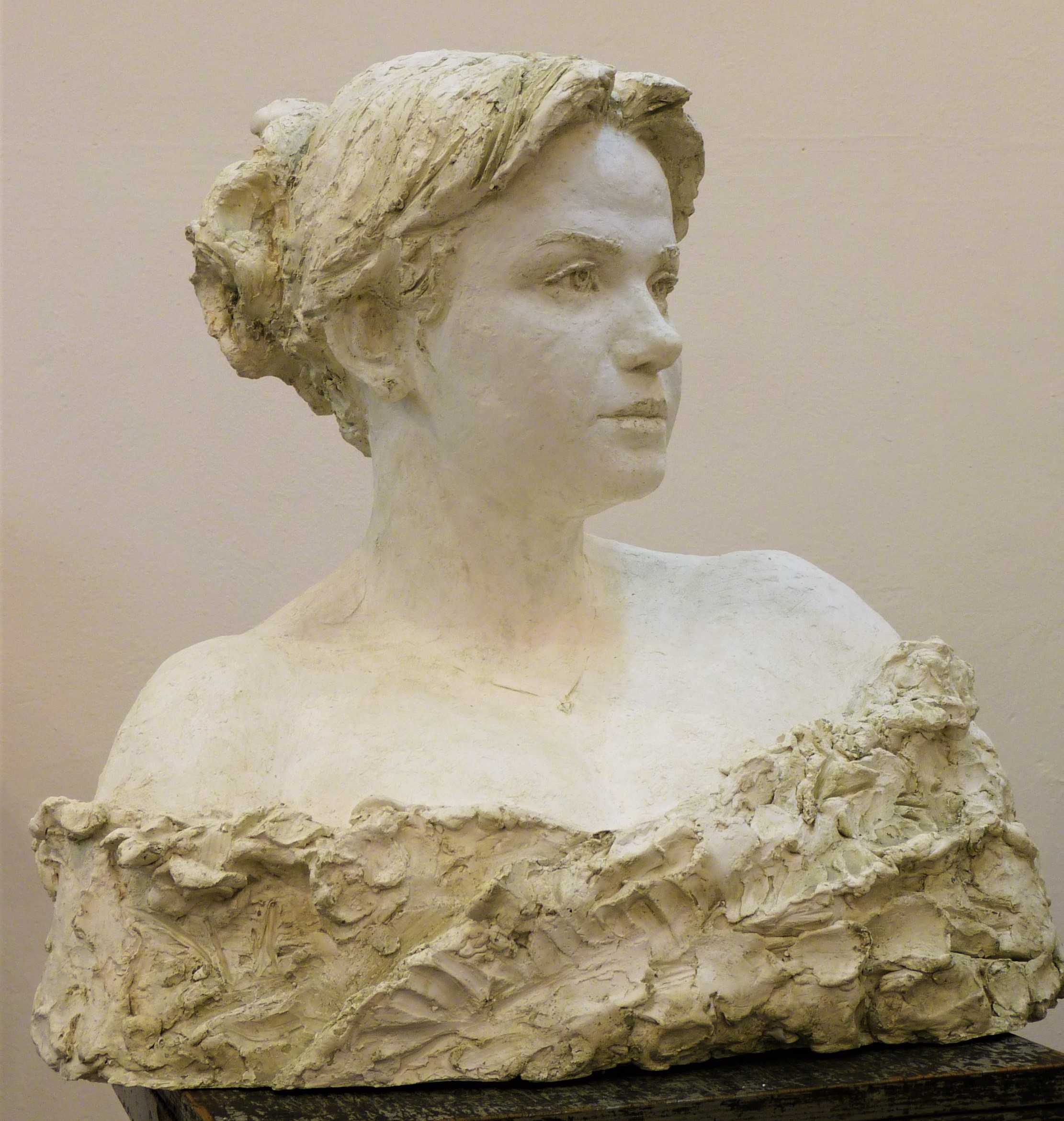 Скульптурный портрет из гипса на заказ, скульптор Ольга Колосова, скульптурный бюст на заказ.