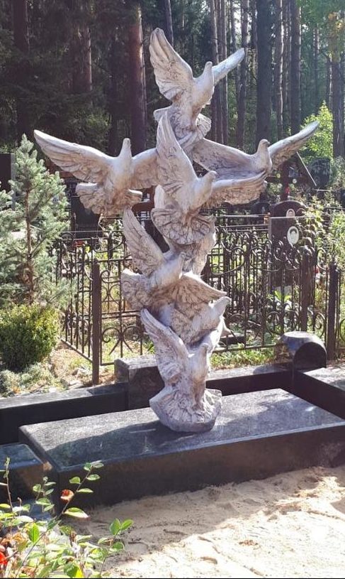 Hадгробие "Голуби", крест, скульптор А лексей Селиванов. скульптура на заказ.
