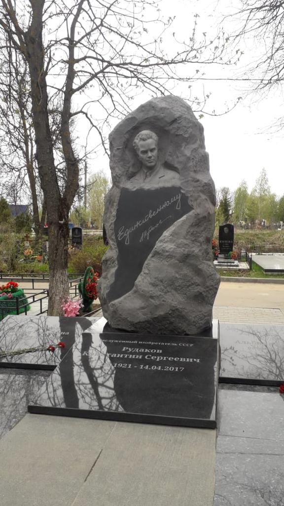 Памятник , надгробие на заказ, скульптор Алексей Селиванов.