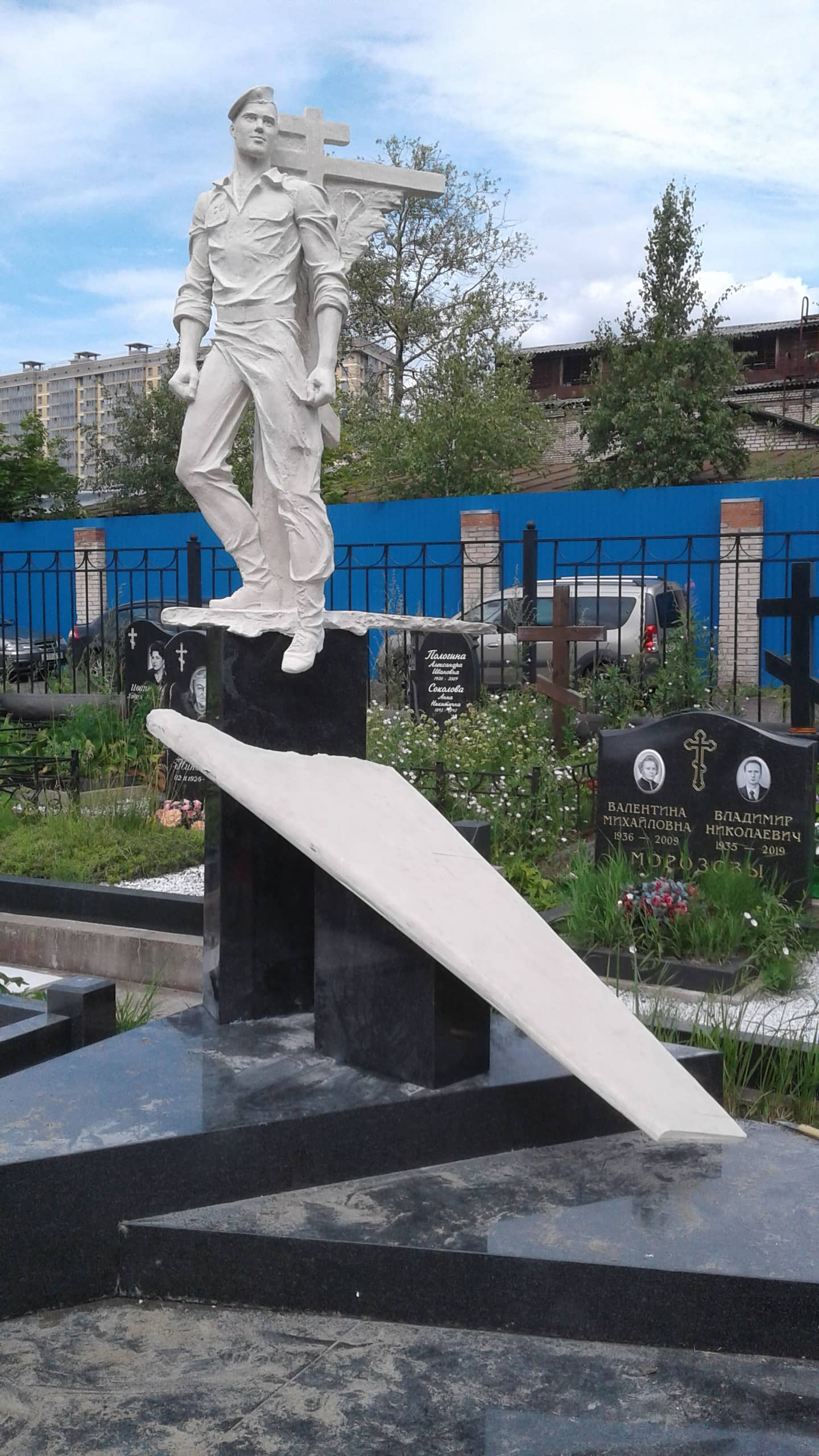 Памятник на заказ , надгробие на заказ, мемориальная скульптура. Скульптор Алексей Селиванов.