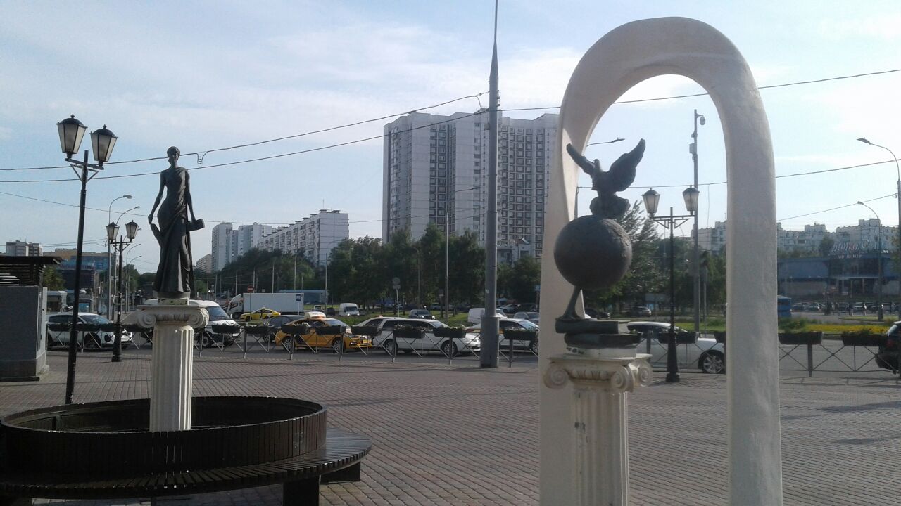 Городская скульптура скульптура у м Южная, скульптор Алексей Селиванов.