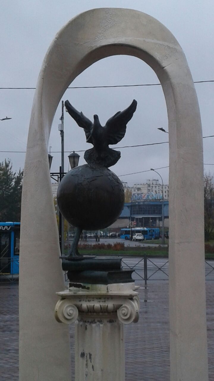 Городская скульптура скульптура у м Южная скульптор Алексей Селиванов.