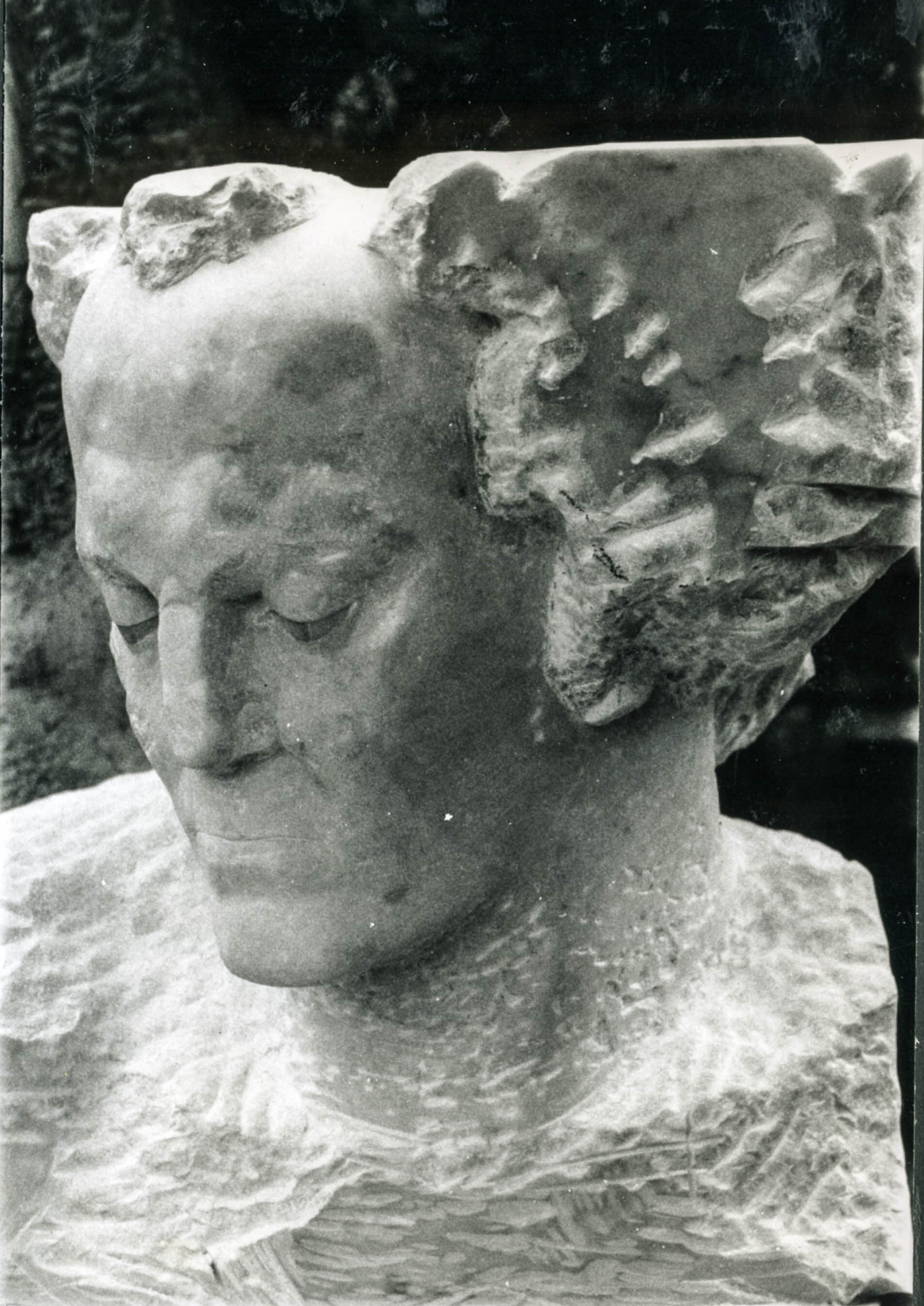 скульптурный бюст из мрамора.