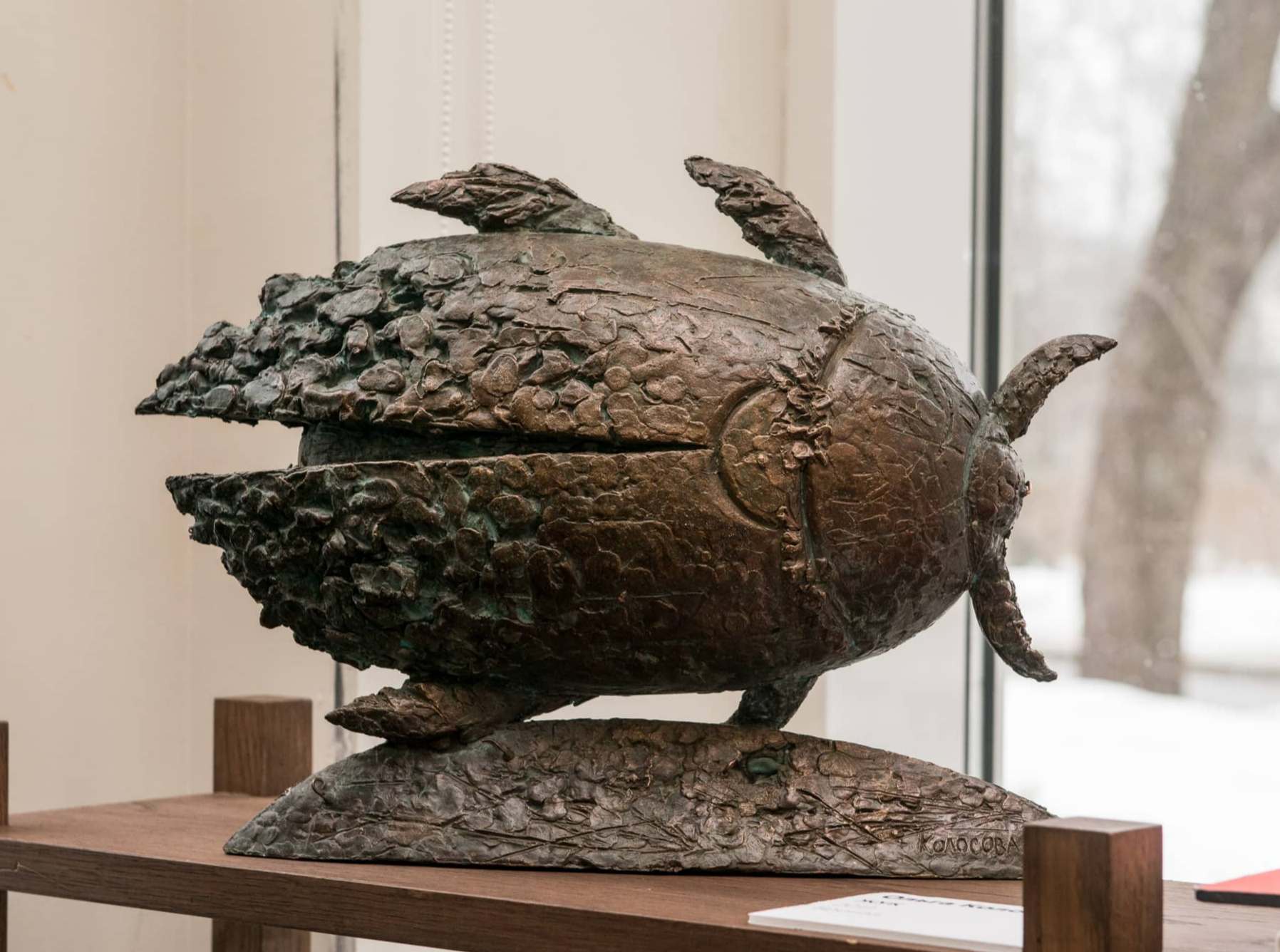 Скульптура жуков в бронзе, интерьерная скульптура, скульптор Ольга Колосова.