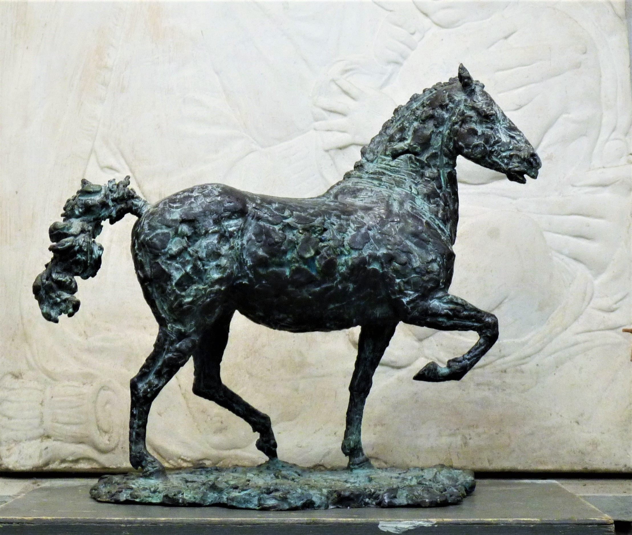 скульптура коня в  бронзе, скульптуру животного из бронзы купить скульптор Ольга Колосова, скульптура на заказ, интерьерная скульптура на заказ.