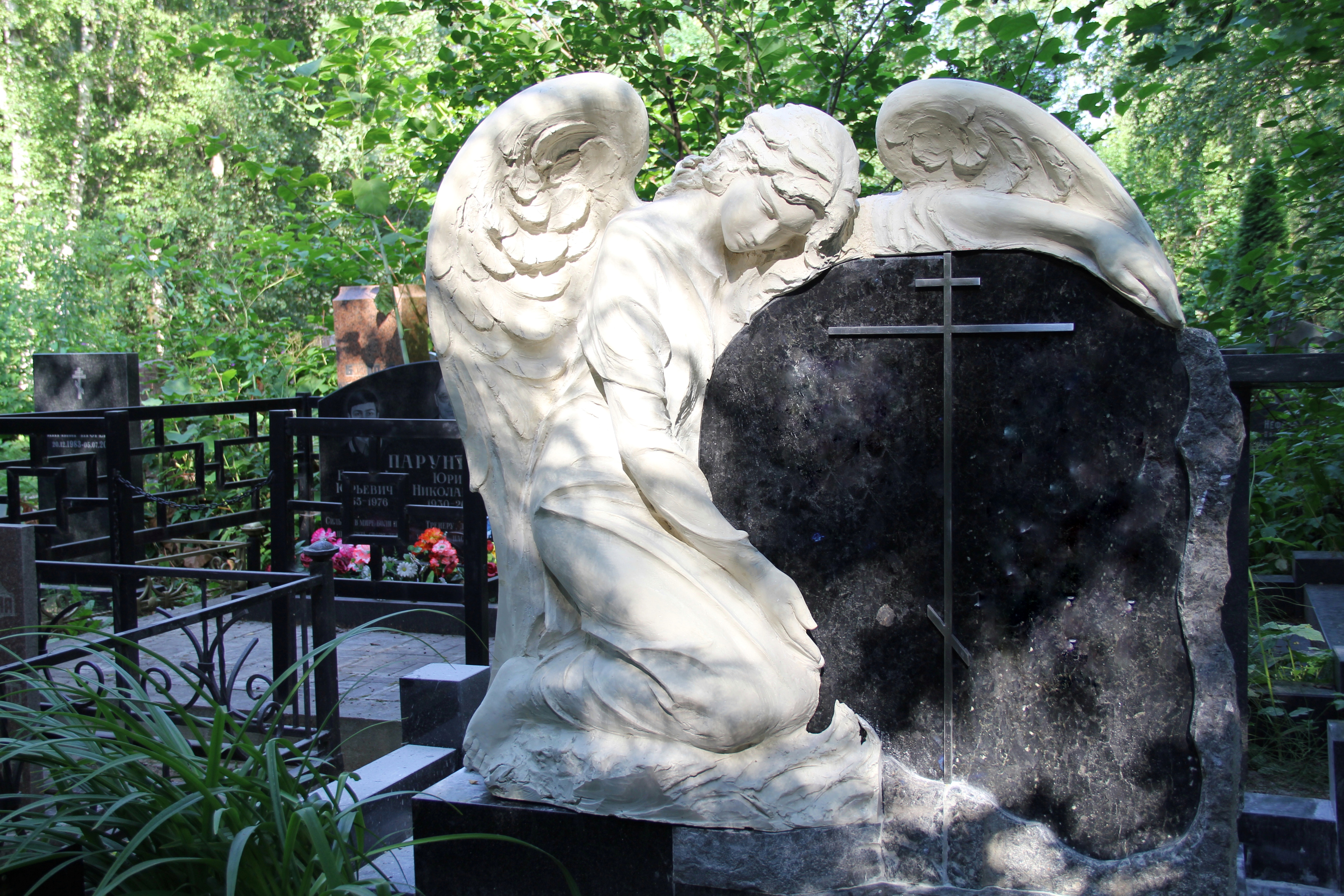 Скульптура Ангела. Надгробие.