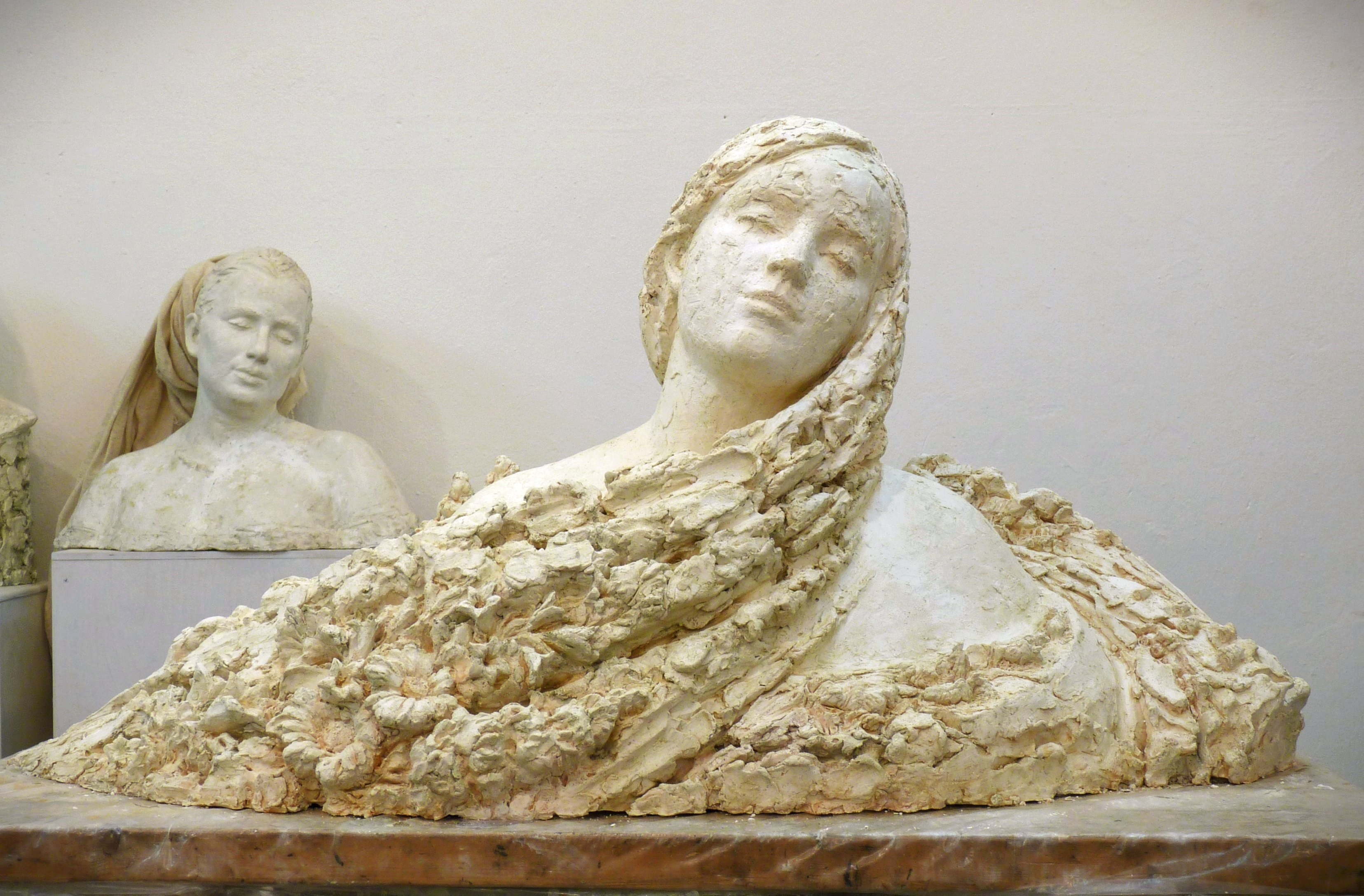 Скульптурный портрет из гипса, скульптор Ольга Колосова.