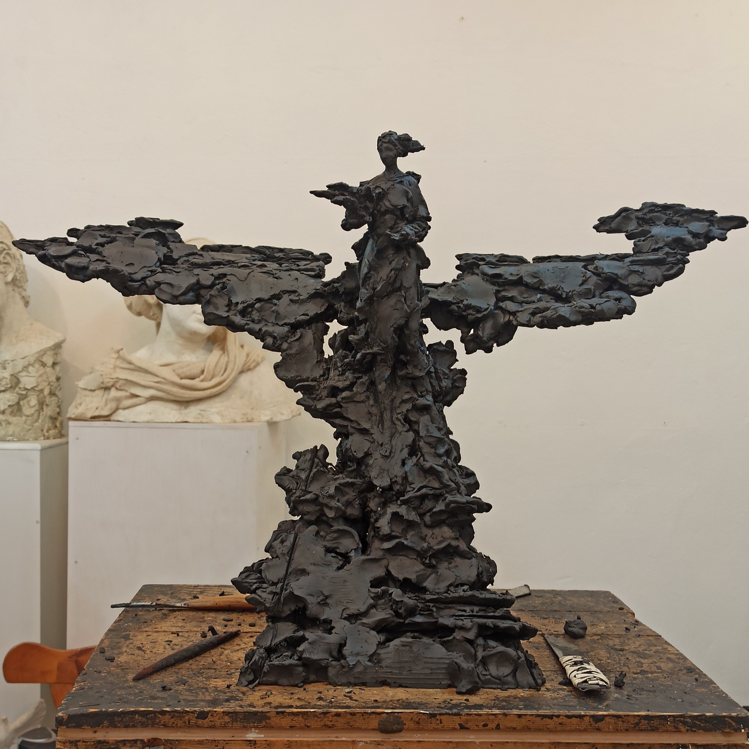 скульптура девушки.